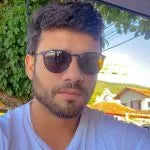 Cliente usando óculos Sun